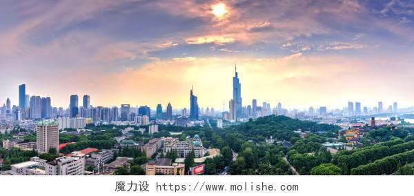 夏日日落时分拍摄的南京市西部天际线全景图南京旅游